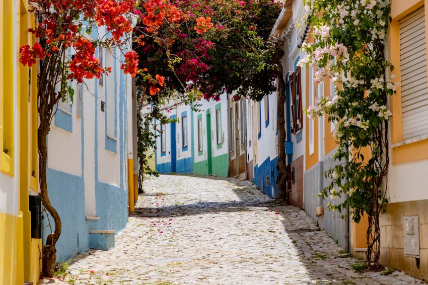 Portugalia wprowadza czterodniowy tydzień pracy - na zdjęciu wąskie, kolorowe alejki w Ferragudo, Algarve, Portugalia