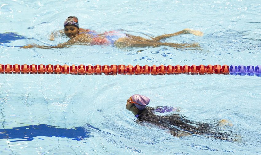 Esmeralda Encarnacion Despiau i Sarah Ghandoura płyną w basenie podczas Światowych Letnich Igrzysk Olimpiad Specjalnych