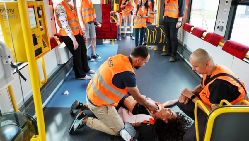 Na zdjęciu pokazowa akcja ratunkowa w pociągu SKM