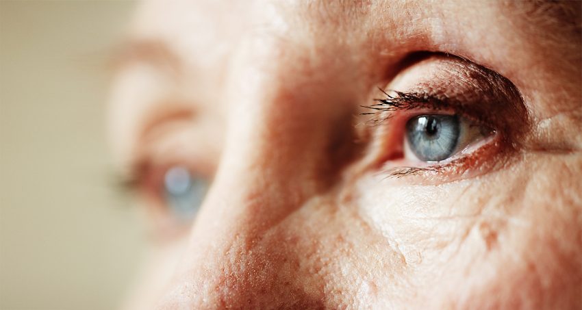 Lubelscy okuliści przywrócili wzrok 91-letniej pacjentce - na zdjęci zbliżenie na oczy kobiety w dojrzałym wieku HelloZdrowie