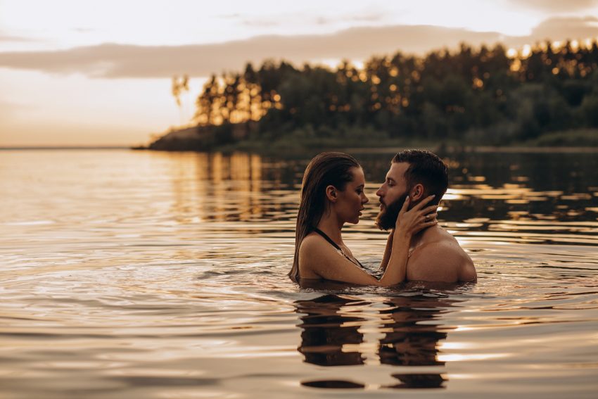 Para zakochanych całuje się w jeziorze