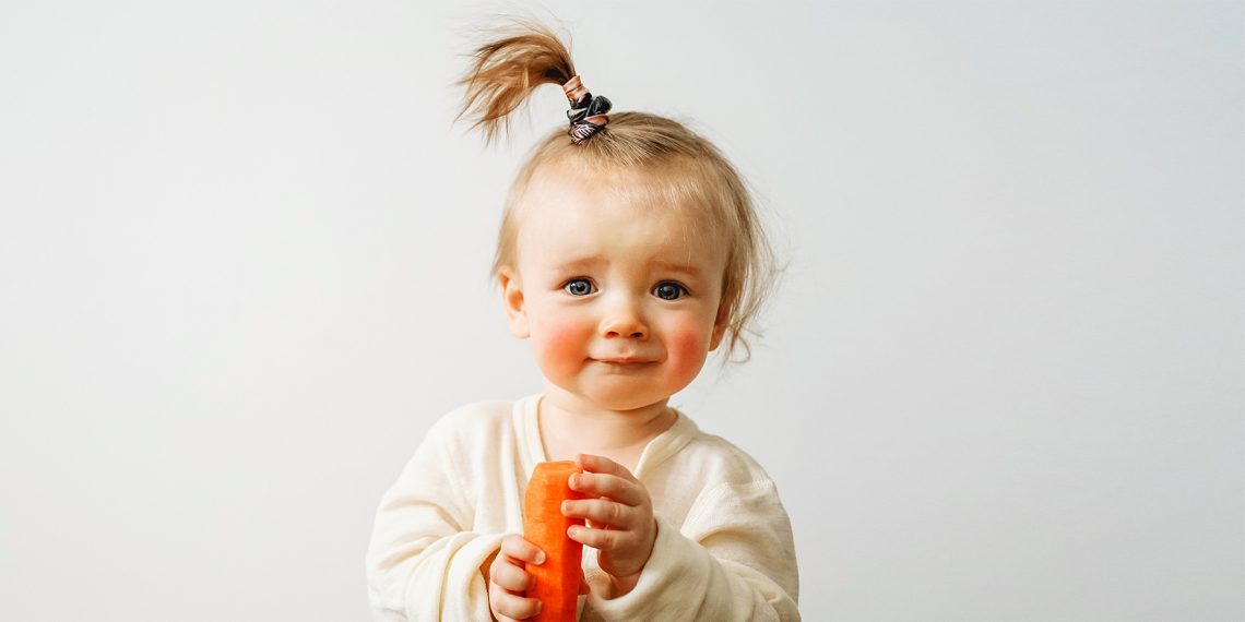 Na zdjęciu mała dziewczynka z zaczerwienionymi policzkami - HelloZdrowie