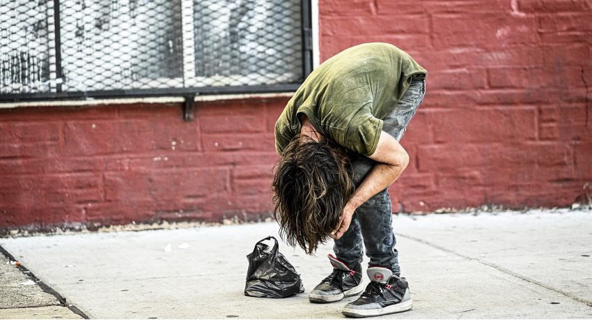 "Narkotyk zombie" lub "tranq" to nowy środek odurzający, który staje się coraz bardziej popularny w Stanach Zjednoczonych - na zdjęciu mężczyzna zgięty w pół stoi na ulicy HelloZdrowie
