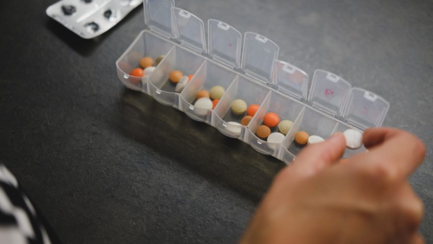 Australia zalegalizowała medyczne psychodeliki - na zdjęciu pojemnik z lekami na każdy dzień HelloZdrowie