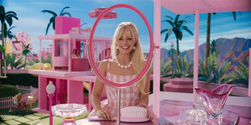 Film "Barbie" w reżyserii Grety Gerwig zarobił 155 mln dolarów w pierwszy weekend otwarcia - na zdjęciu kadr z filmu z Margot Robbie w roli Barbie tu wszystko jest różowe HelloZdrowie
