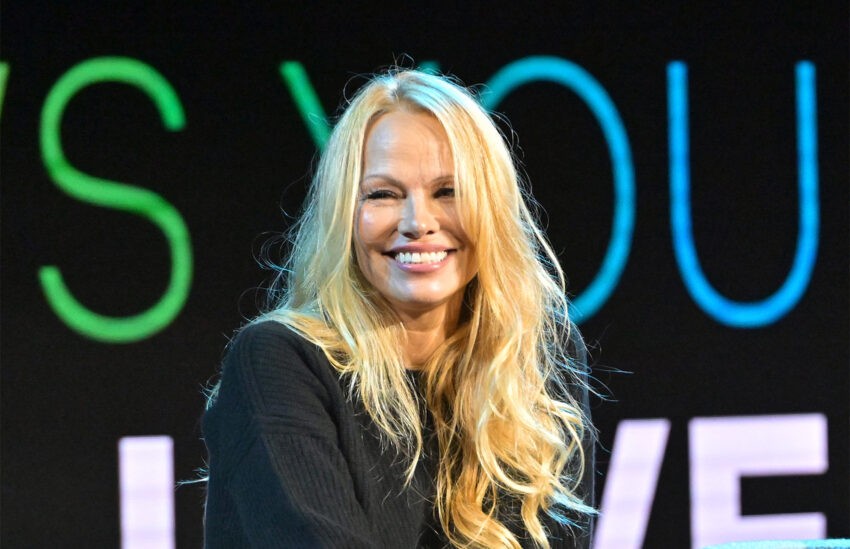 56-letnia Pamela Anderson zrezygnowała z makijażu - na zdjęciu pozuje w naturalnym wydaniu HelloZdrowie