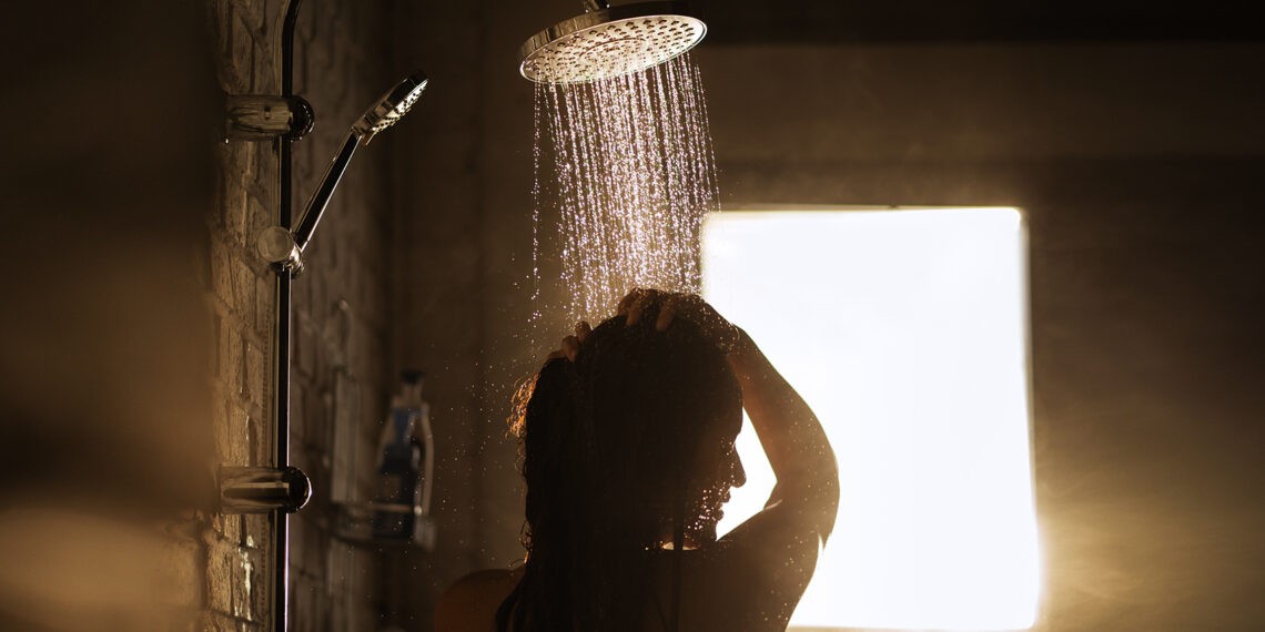 Kobieta kąpie się pod prysznicem