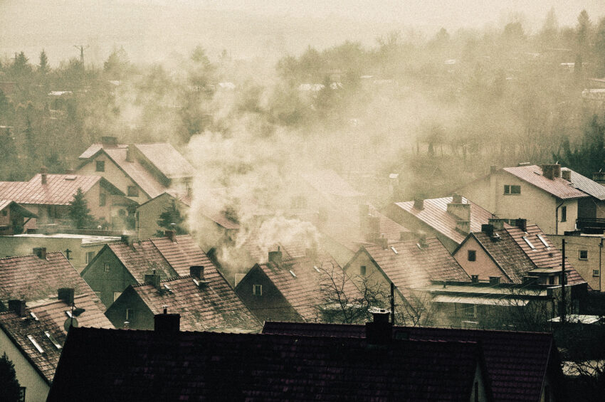 Na zdjęciu dym z kominów- HelloZdrowie