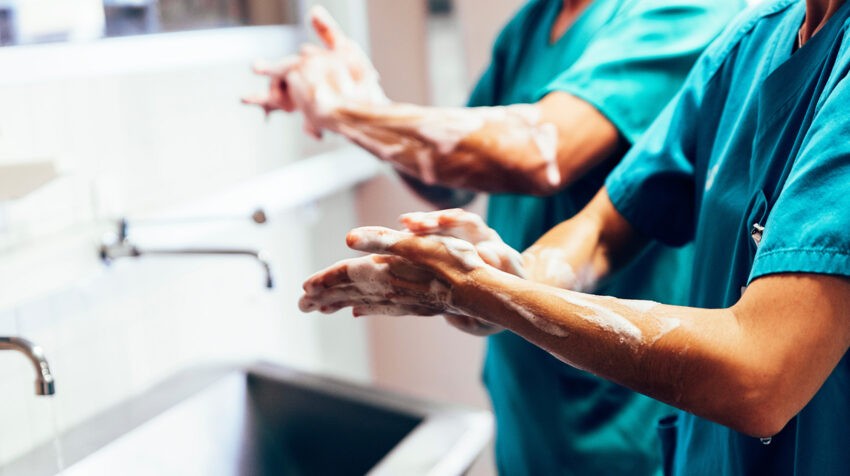 Zdarzenia niepożądane według danych WHO stanowią obecnie jedną z dziesięciu głównych przyczyn zgonów i niepełnosprawności na świecie - na zdjęciu personel medyczny myje ręce HelloZdrowie