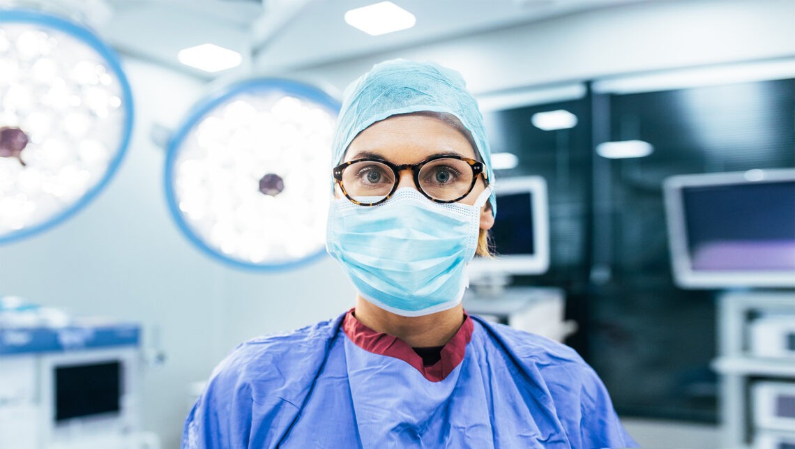 Na zdjęciu kobieta chirurg z sali operacyjnej- HelloZdrowie