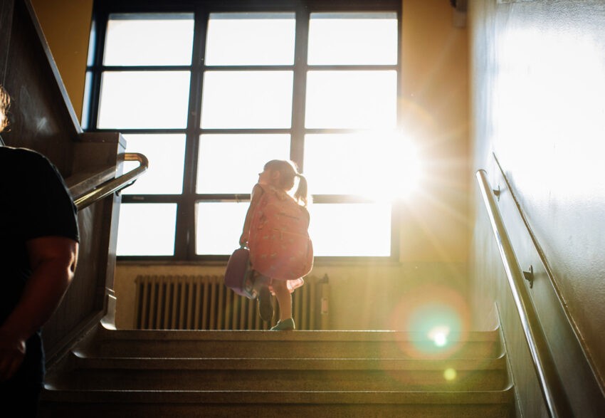 Dziewczynka wchodząca po szkolnych schodach /fot. Getty Images