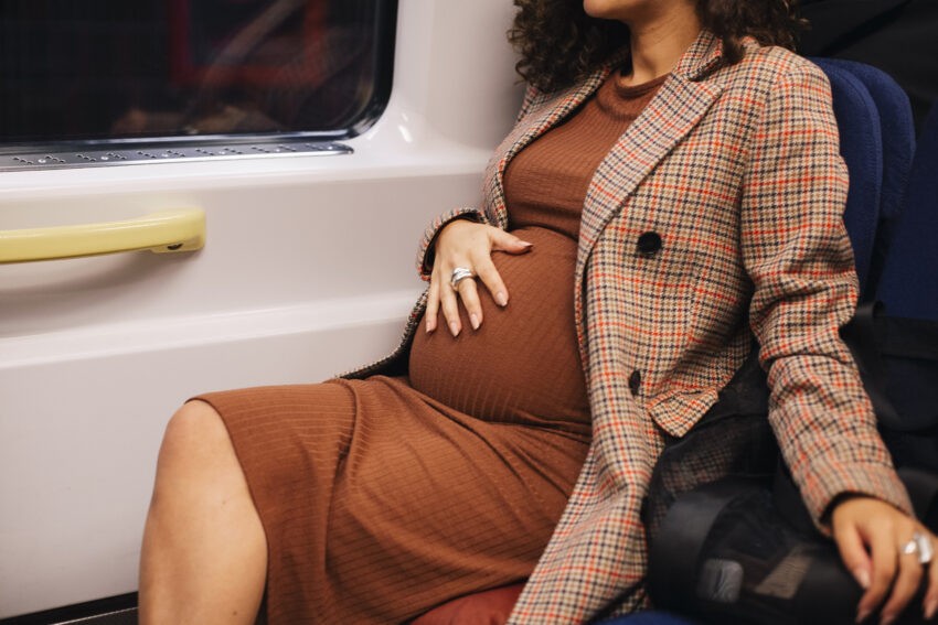 Na zdjęciu ciężarna kobieta w pociągu- HelloZdrowie