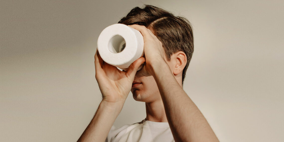 Mężczyzna trzymający rolkę papieru toaletowego /fot. Pexels