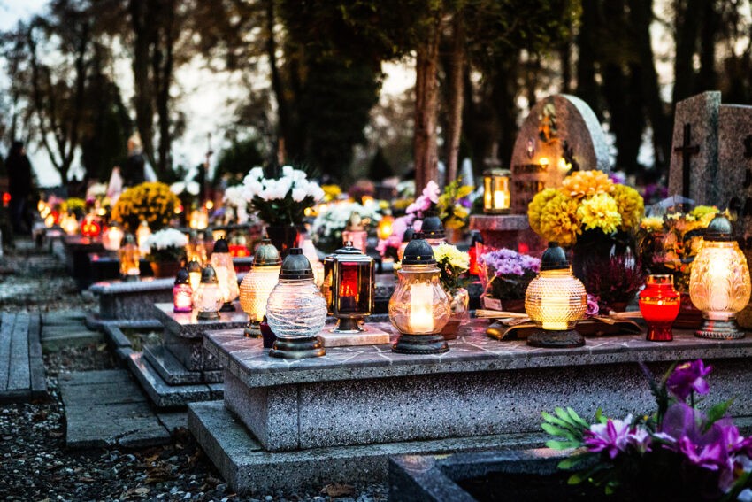 NIK: W Polsce jest ponad 15 tys. cmentarzy, a każdy z nich w listopadzie może być źródłem nawet 200 ton śmieci - na zdjęciu mnóstwo kolorowych zniczy zapalonych na grobach Hello Zdrowie