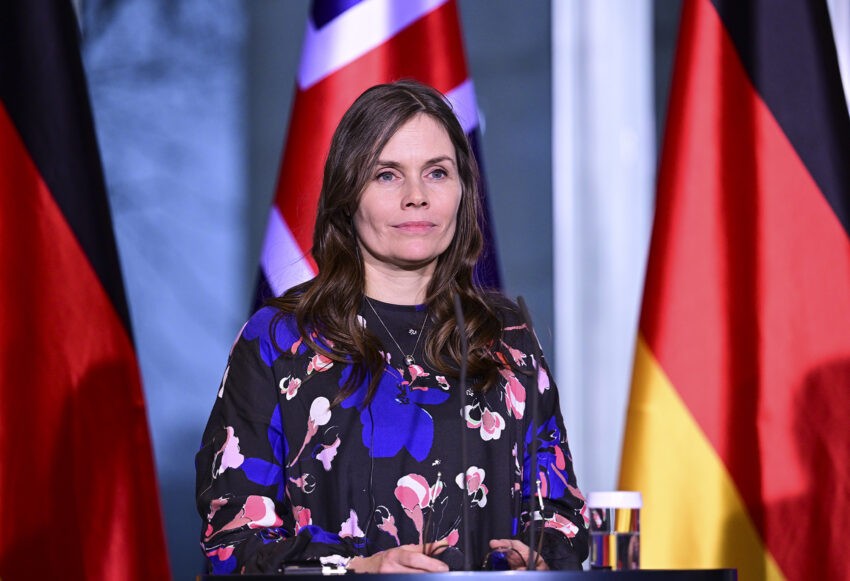 Premier Islandii Katrín Jakobsdóttir solidarna ze strajkującymi kobietami - na zdjęciu przemawia w kolorowej sukience HelloZdrowie