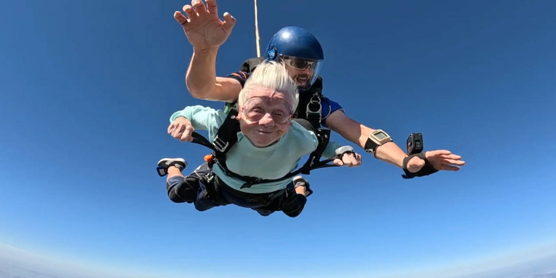 Na zdjęciu Dorothy Hoffner na spadochronie z instruktorem- HelloZdrowie