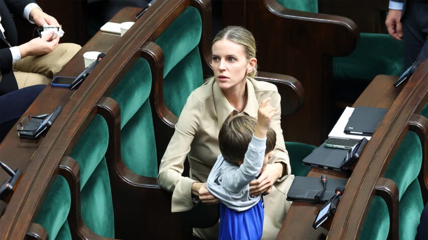 Na zdjęciu posłanka Aleksandra Gajewska z dzieckiem w sejmie- HelloZdrowie
