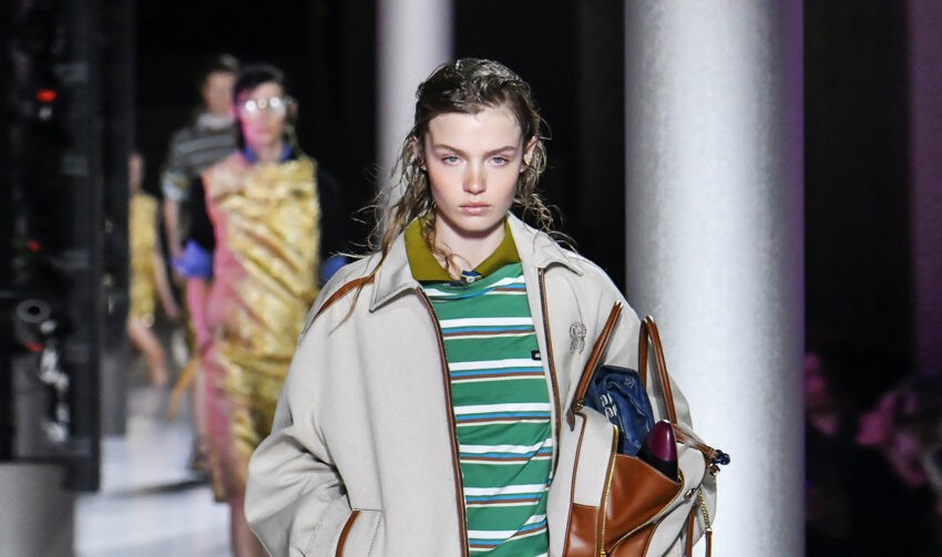 Niedbale wypchana damska torebka to najgorętszy modowy trend - Modelka na wybiegu Miu Miu podczas paryskiego tygodnia mody, październik 2023, Francja - Hello Zdrowie