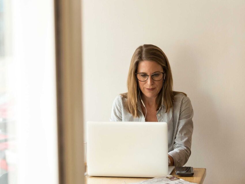 Na zdjęciu kobieta pracująca przy laptopie: HelloZdrowie