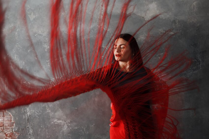 Kobieta tańczy flamenco. tekst dotyczy uciążliwych objawów PMS