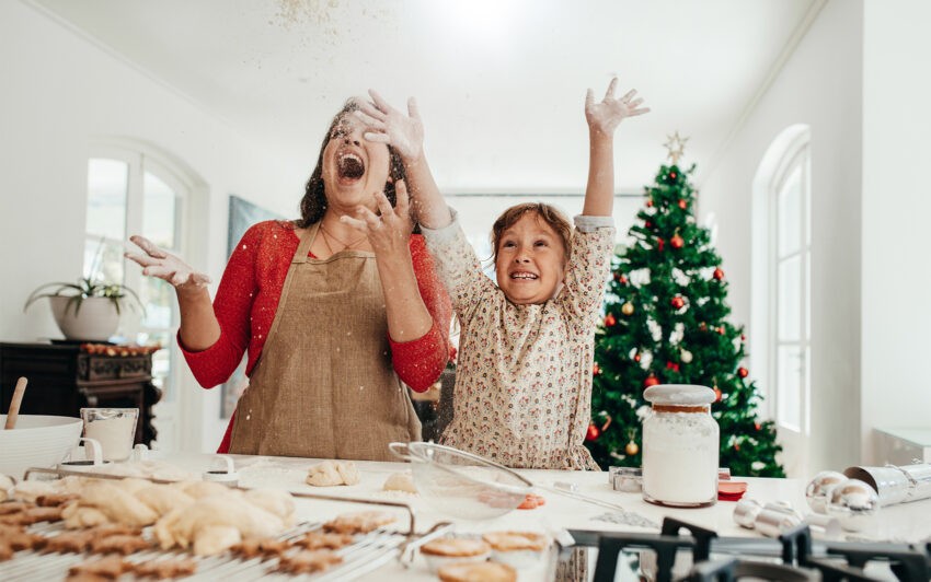 Na zdjęciu mama i córka okazują radość z pieczenia pierniczków: HelloZdrowie