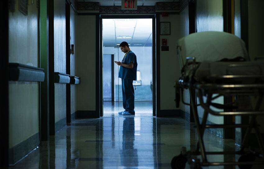 Na zdjęciu lekarz w pustym szpitalu, po zmroku- HelloZdrowie
