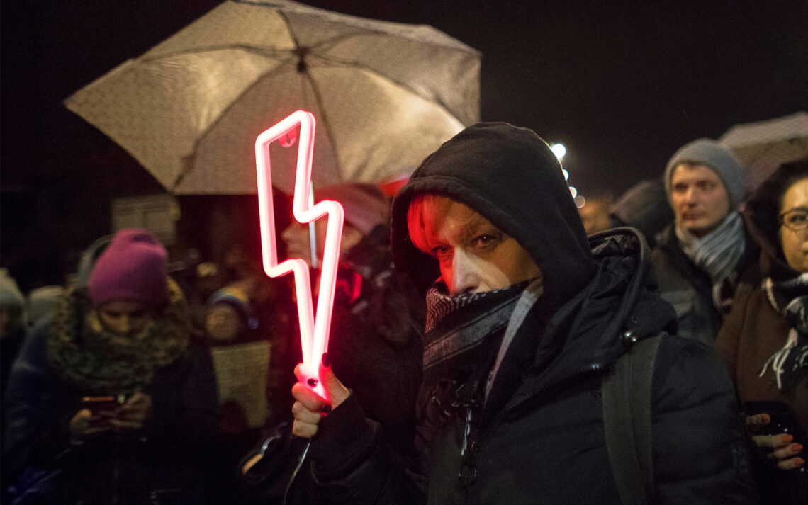 Na zdjęciu kobieta ze strzałą podczas protestu Ani Jednej Więcej- HelloZdrowie