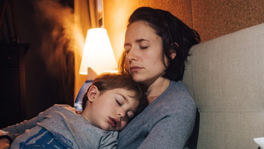 Wzrasta liczba chorych na krztusiec - na zdjęciu dziecko śpiące w ramionach matki Hello Zdrowie