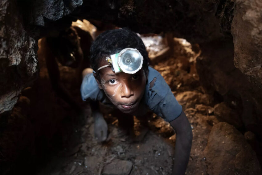 Na zdjęciu dzieci pracujące w kopalni- HelloZdrowie