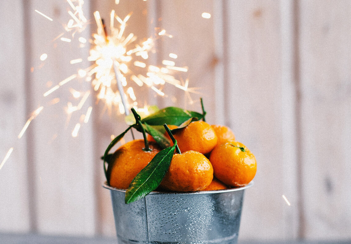 "Świecące mandarynki" to hit z Instagrama - na zdjęciu mandarynki w metalowym pojemniku, pomiędzy owoce wsunięte zimne ognie Hello Zdrowie