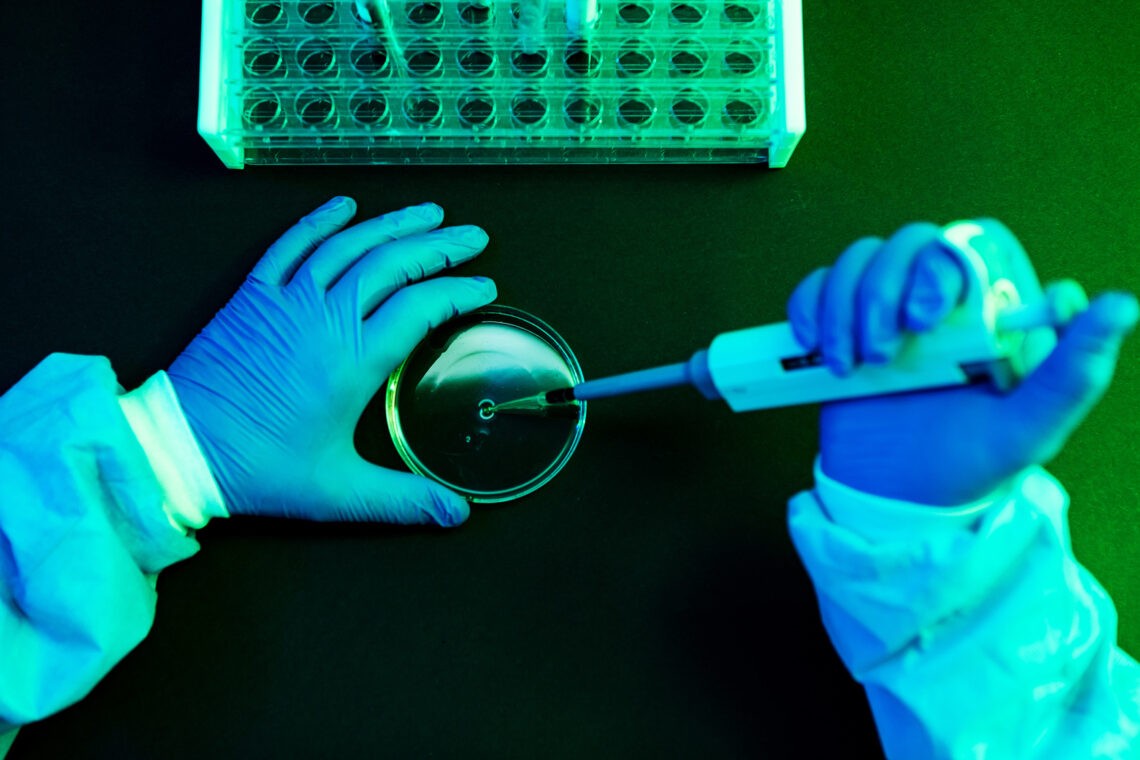 Na zdjęciu obrazek ukazujący eksperyment w laboratorium- HelloZdrowie