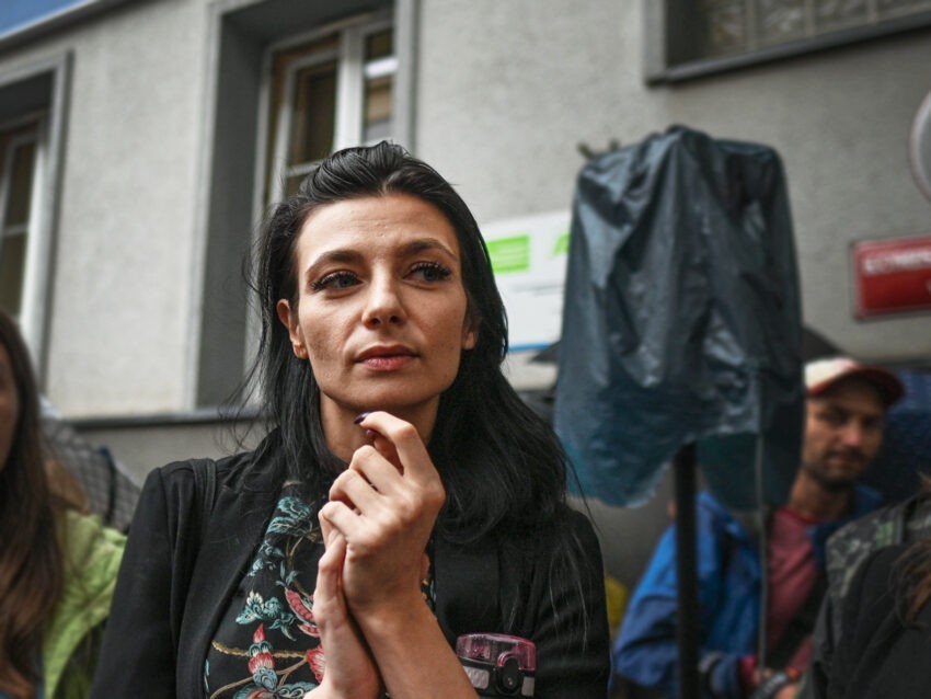 Decyzja Rzecznika Praw Pacjenta w sprawie pani Joanny w Krakowie - na zdjęciu Pani Joanna w czarnej marynarce w trakcie manifestacji Hello Zdrowie
