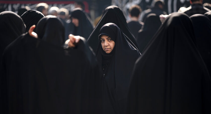 Na zdjęciu grupa Iranek w hidżabach- HelloZdrowie