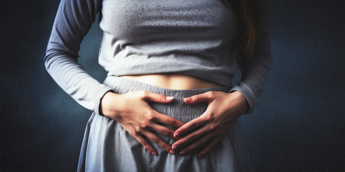 Lewatywa, czyli kontrowersyjny zabieg medyczny- na zdjęciu kobieta trzymająca się za brzuch- Hello Zdrowie