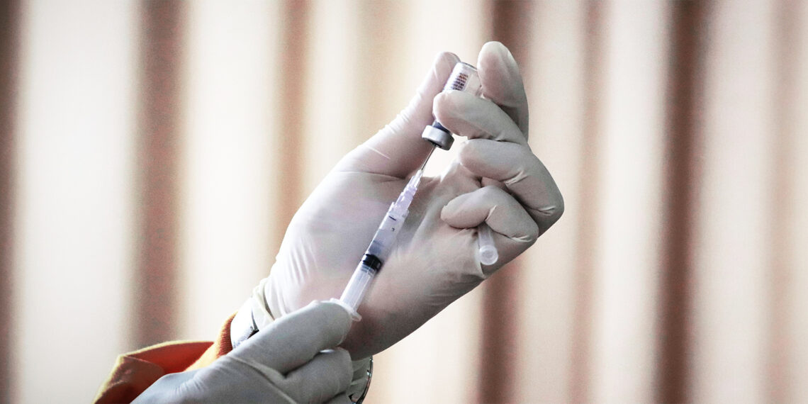 Alarmujący wzrost liczby przypadków odry w Europie - na zdjęciu strzykawka ze szczepionką w dłoniach - Hello Zdrowie