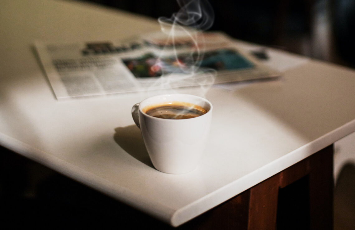 Na zdjęciu parująca kawa w filiżance - Hello Zdrowie