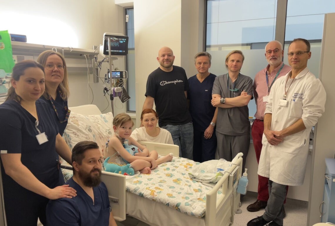 Sześcioletni Aleks z rodzicami i lekarzami w szpitalu