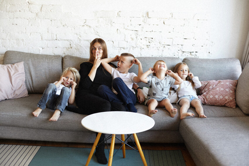 Ulga 4 plus 2024 – na czym polega i jak z niej skorzystać, na zdjęciu matka z czwórką dzieci na kanapie- Hello Zdrowie