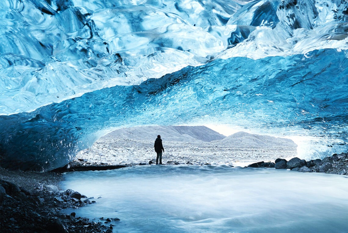 Wirusy z wiecznej zmarzliny - na zdjęciu człowiek przyglądający się lodowcom Hello Zdrowie
