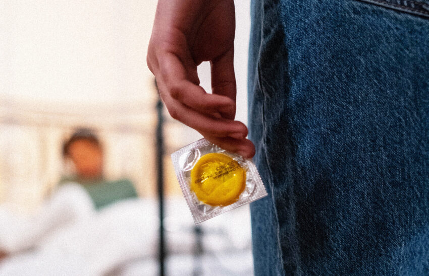 Zakładanie prezerwatywy męskiej i damskiej krok po kroku- na zdjęciu zbliżenie na prezerwatywę w kobiecej dłoni- Hello Zdrowie