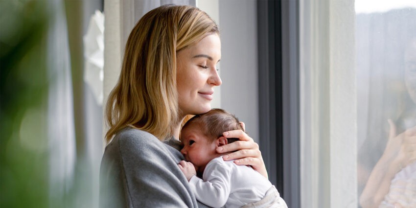 Urlop macierzyński 2024 – sprawdź, jakie masz prawa po urodzeniu dziecka; na zdjęciu kobieta z noworodkiem- Hello Zdrowie