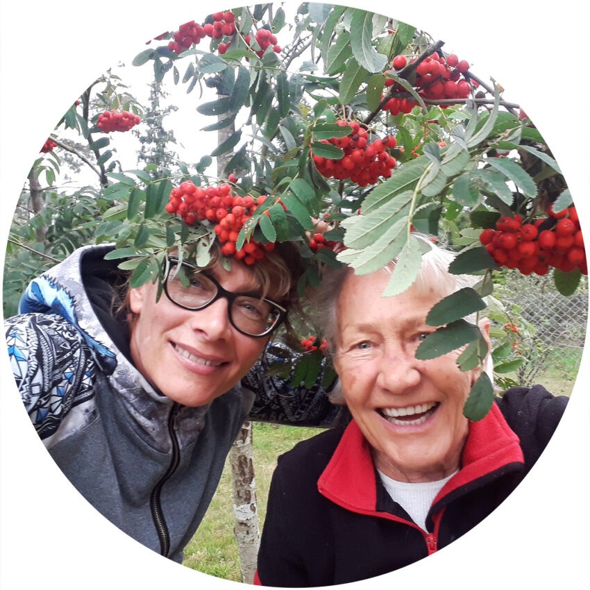 Aleksandra Kozłowska i Teresa Radecka-Kozłowska pozują uśmiechnięte pod gałęziami jarzębiny