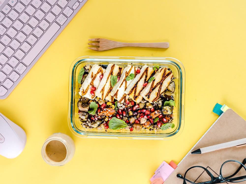 Zalety diety wegetariańskiej, na zdjęciu: pojemnik na lunch z warzywnym obiadem /fot. Adobe Stock