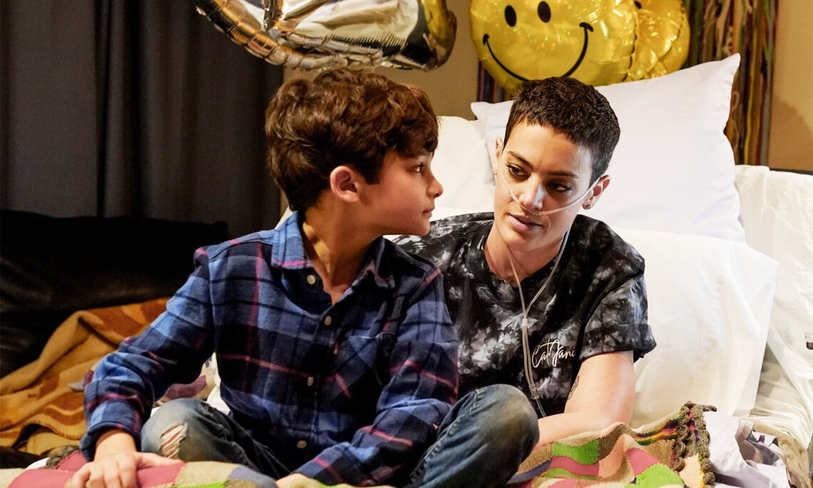 Cat Janice i jej syn siedzą na łóżku w hospicjum
