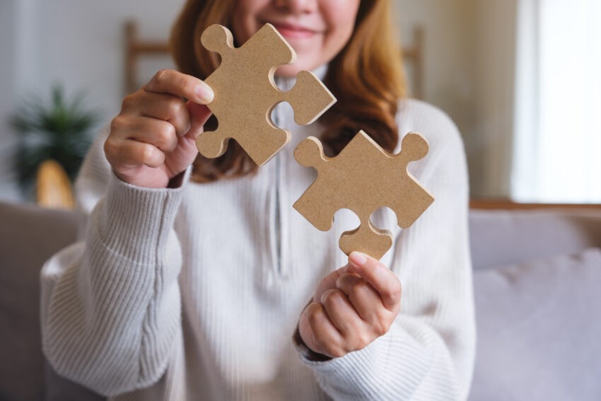 wybierz pakiet medyczny PZU, na zdjęciu kobieta trzymająca dwa puzzle - Hello Zdrowie