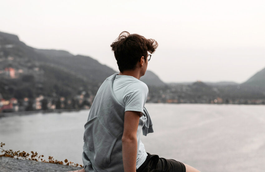Progesteron u mężczyzn – jaka jest jego rola?; na zdjęciu młody mężczyzna siedzący tyłem- Hello Zdrowie