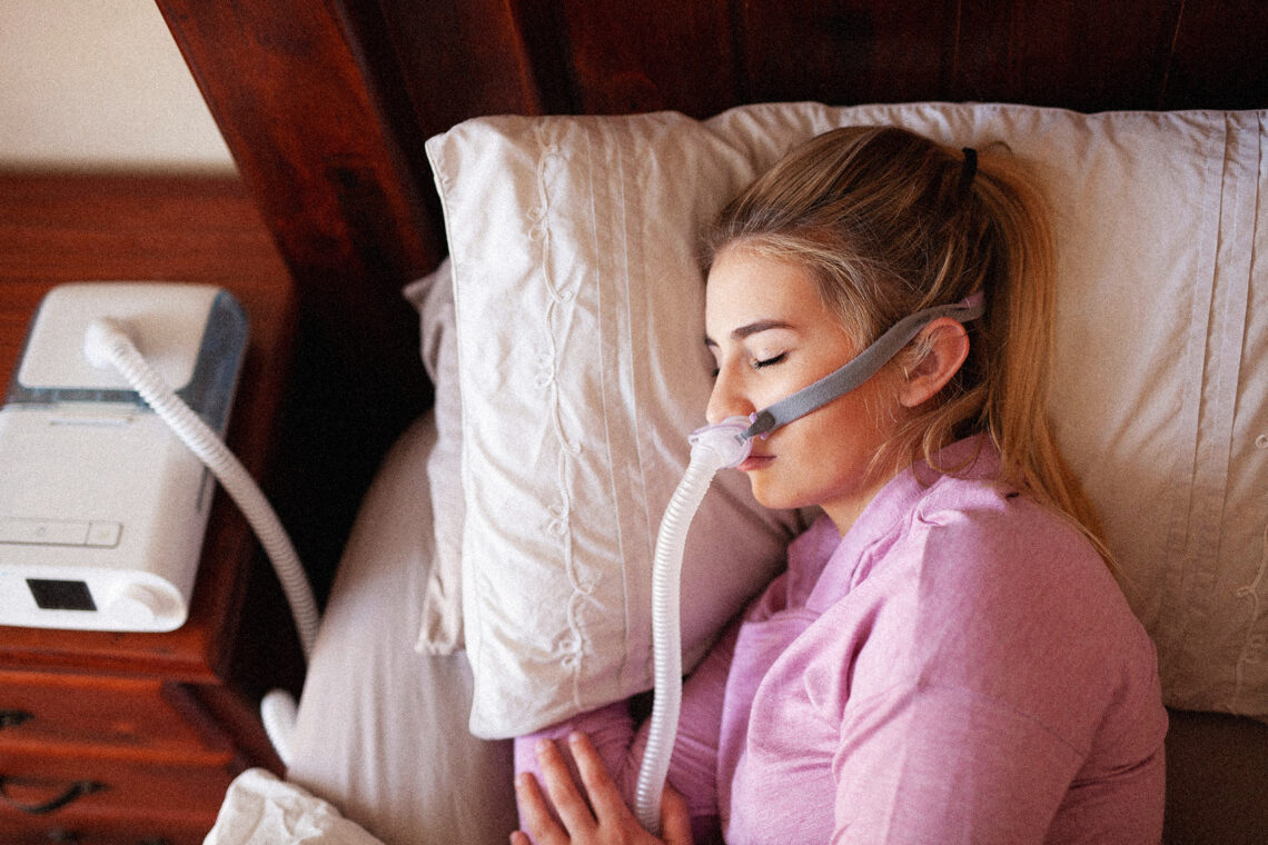 Kobieta z urządzeniem stosowanym podczas snu przy obturacyjnym bezdechu sennym
