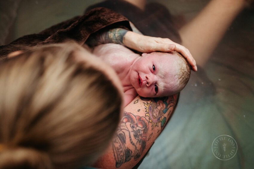 Zdjęcie wyróżnione w konkursie Birth Photography Image Competition 2024 w podkategorii "Połóg"