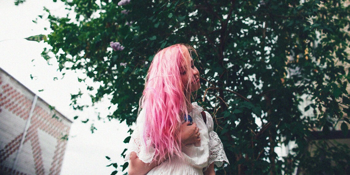 Na zdjęciu dziewczyna w różowych włosach- Hello Zdrowie