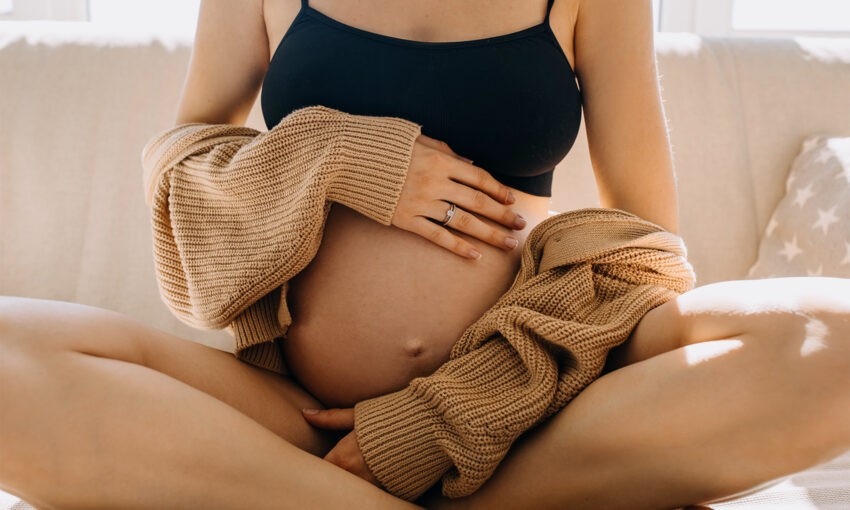 Siedząca kobieta w ciąży- Hello Zdrowie
